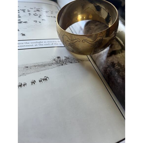 Vintage gold bangle with engraved elephants - Picture 5 of 7